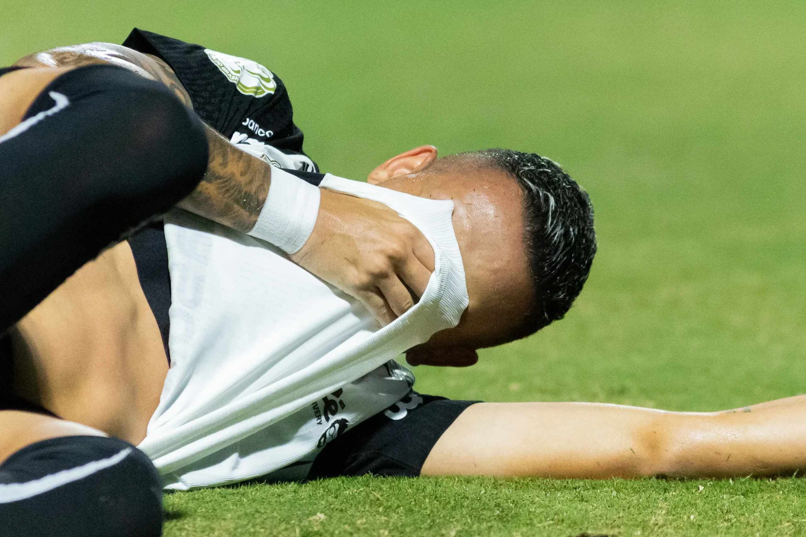 Jogador Kayke do Corinthians com lesão no joelho esquerdo em campo