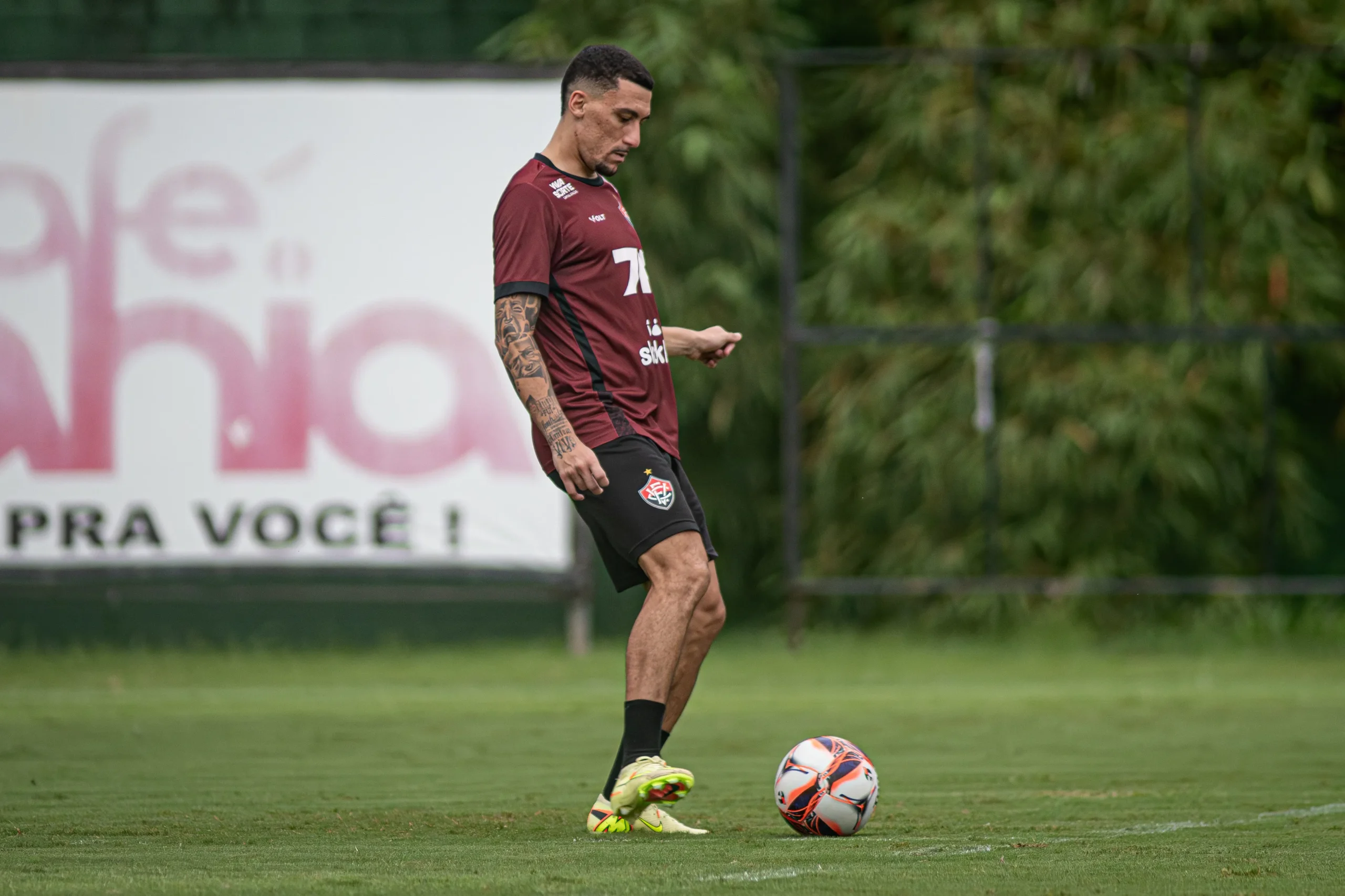 Renato Kayzer e Gabriel Baralhas desfalcam o Vitória por lesão