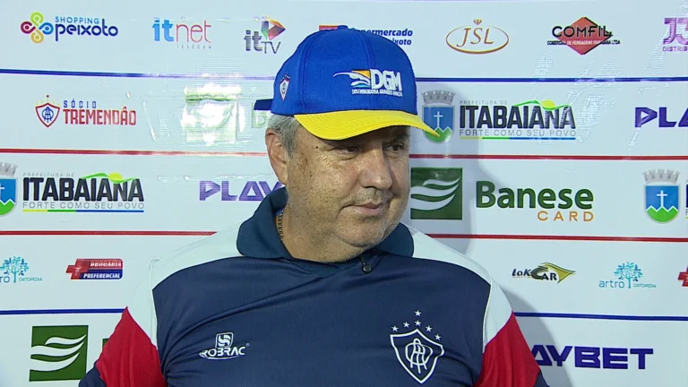 Gilson Kleina, técnico do Itabaiana, em pé à beira do campo durante uma partida de futebol