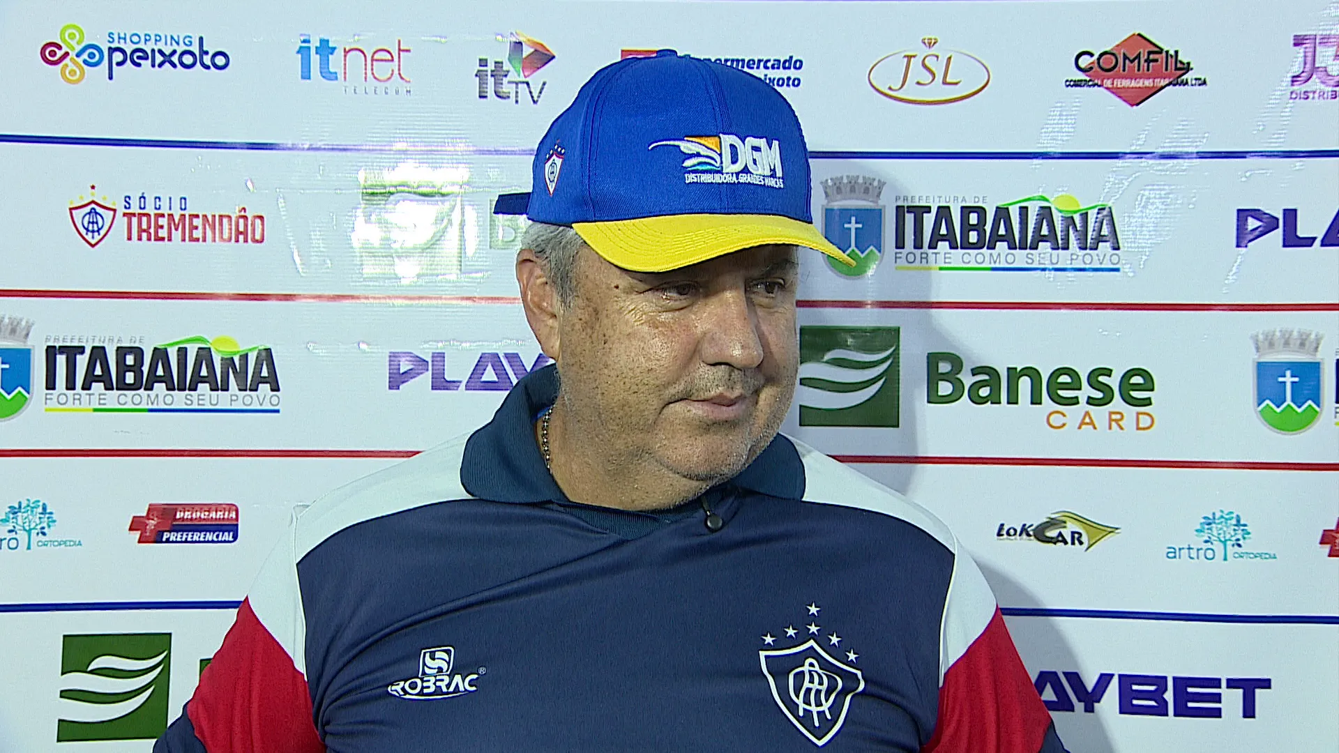 Gilson Kleina, técnico do Itabaiana, em pé à beira do campo durante uma partida de futebol