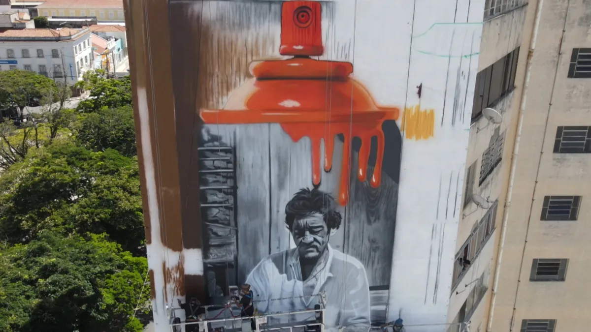 Mural Kobra Itu homenageando Almeida Júnior com 'O caipira picando fumo' moderno