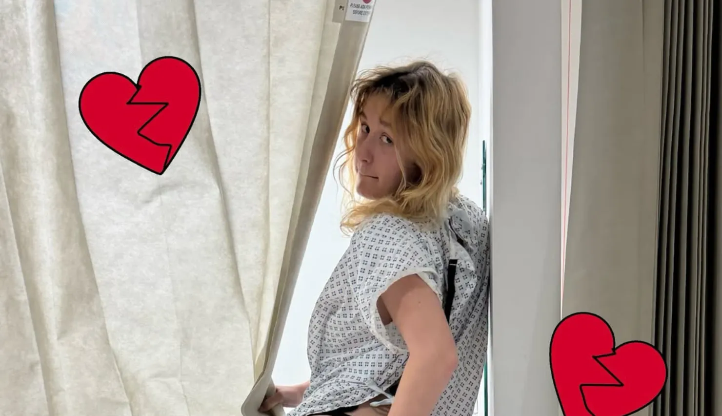 Phoebe Lunny com colar cervical, vocalista do Lambrini Girls, no palco