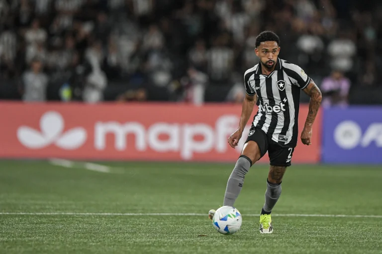 Jogadores de Cartola analisando estatísticas de desarmes de laterais para escalar o time.