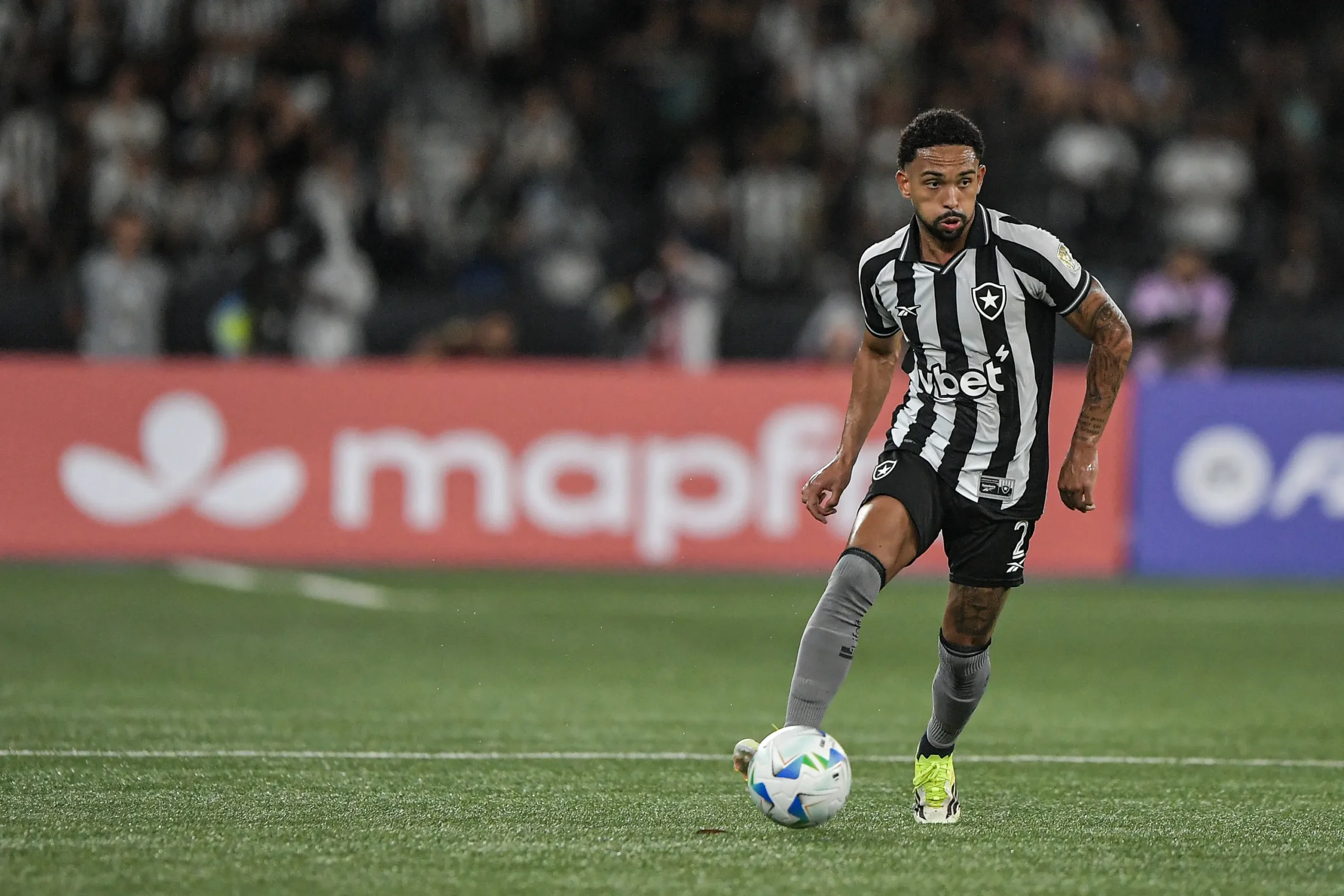 Jogadores de Cartola analisando estatísticas de desarmes de laterais para escalar o time.