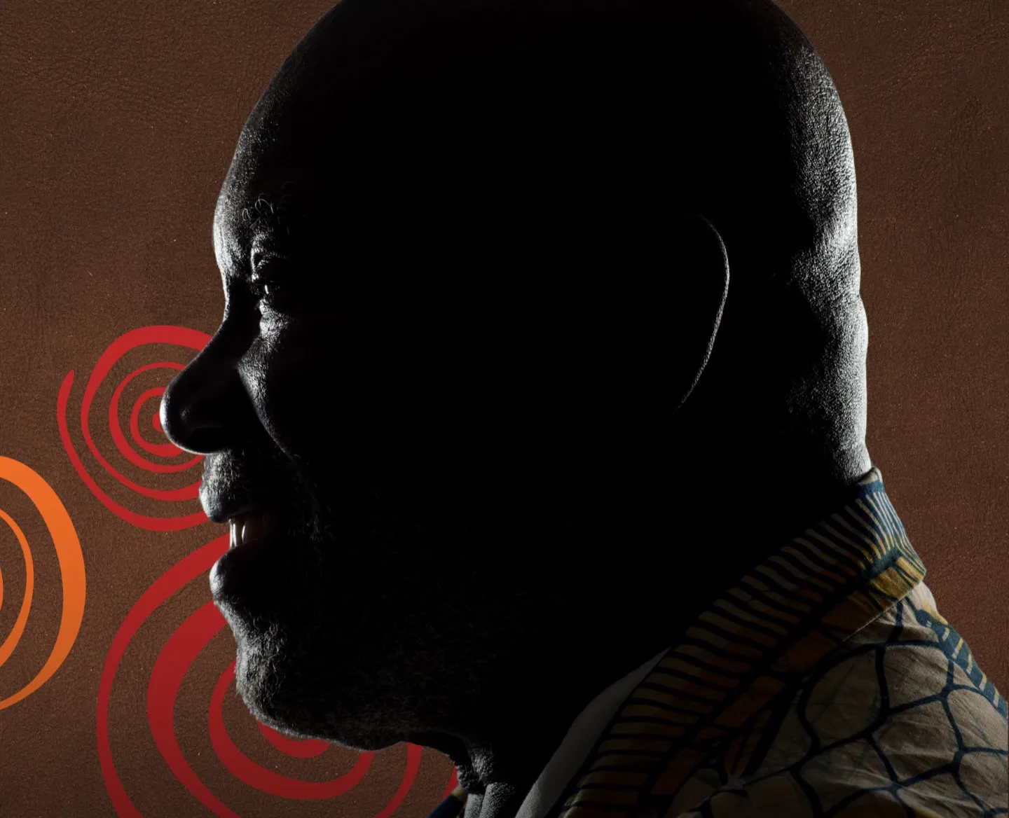 Cantor Lazzo Matumbi no palco durante gravação de show em Salvador