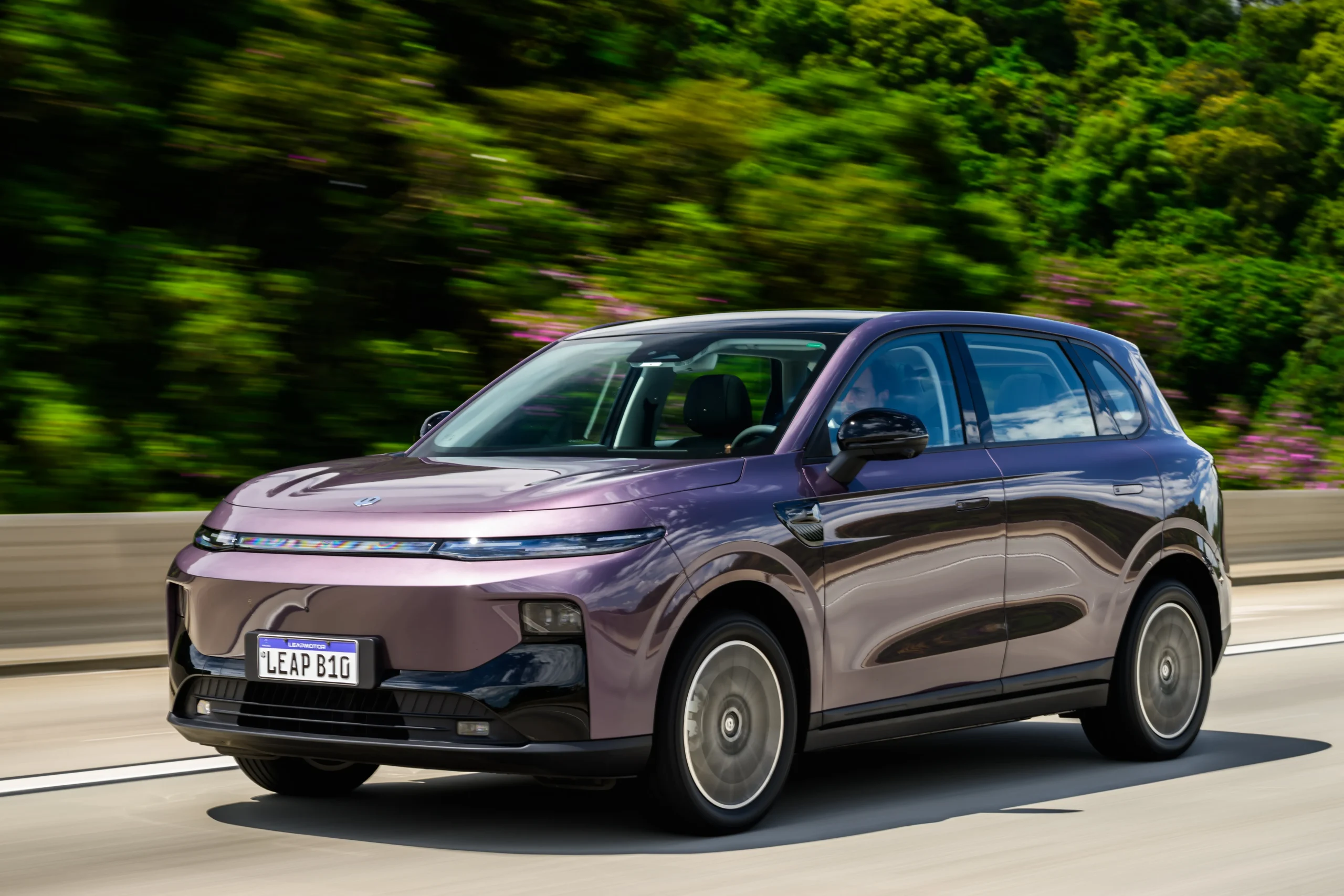 SUV elétrico Leapmotor B10 branco em estúdio