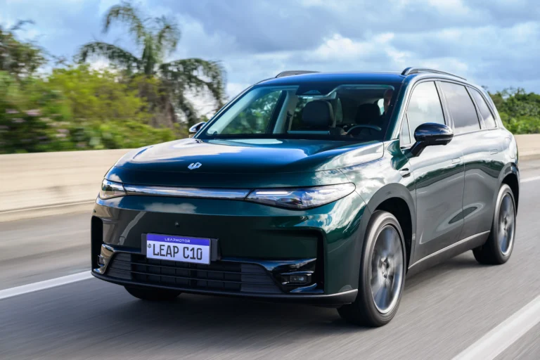 Carros Leapmotor B10 e C10 sendo fabricados na planta da Stellantis em Pernambuco, Brasil