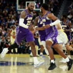 Lance histórico de LeBron e Bronny James, assistência de filho para pai na NBA