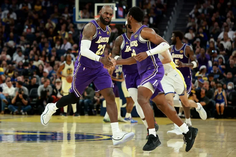 Lance histórico de LeBron e Bronny James, assistência de filho para pai na NBA