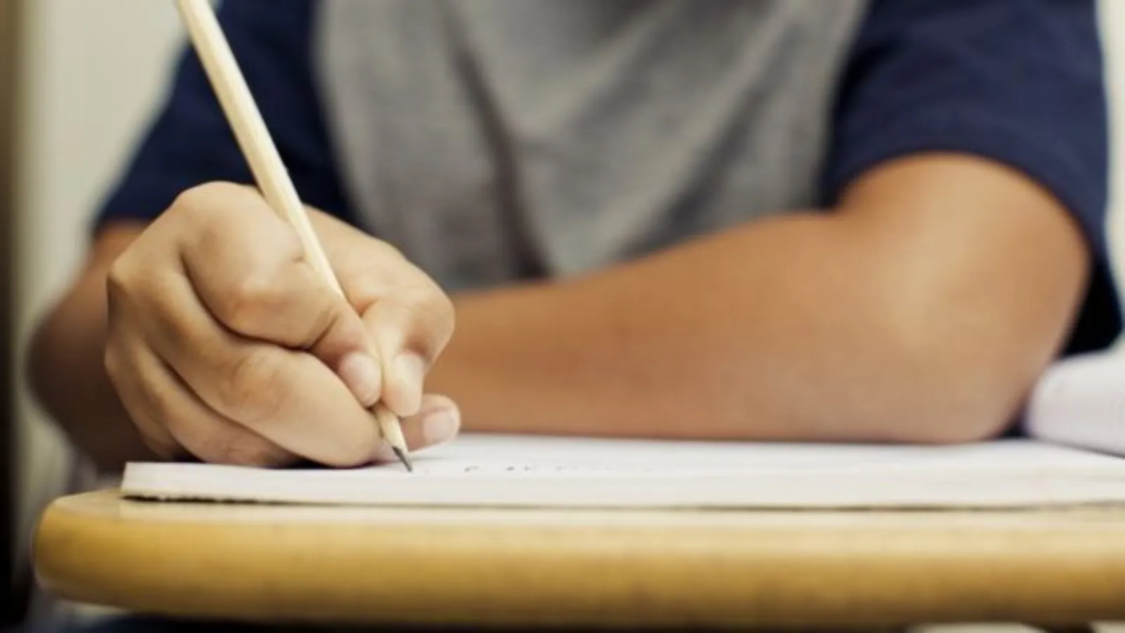 Estudantes universitários diversos, cotas raciais, acesso à educação, justiça social