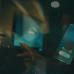 Pessoa sendo perseguida digitalmente e fisicamente, com telas de celular e olhos a observando. Crime de perseguição.