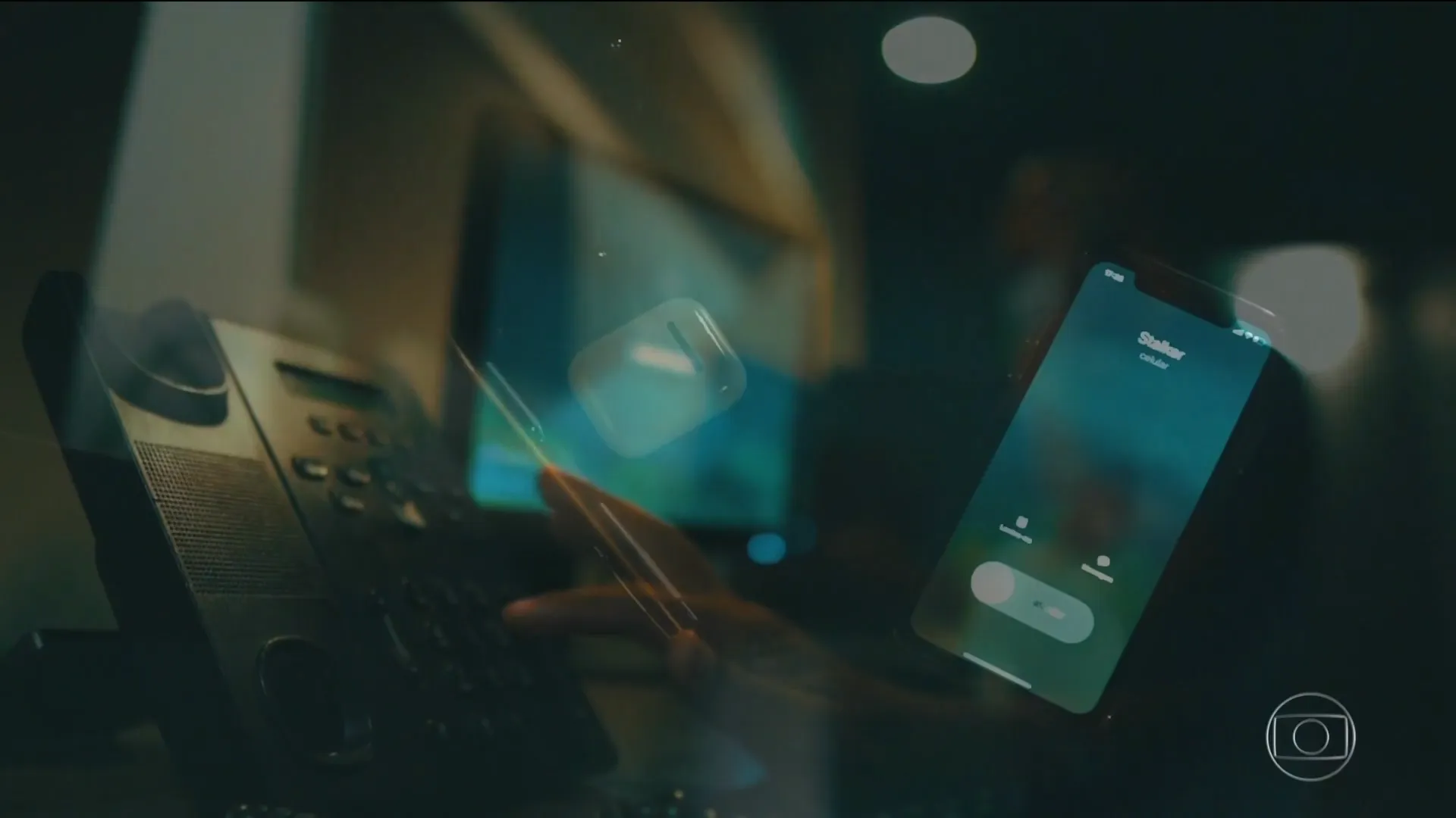 Pessoa sendo perseguida digitalmente e fisicamente, com telas de celular e olhos a observando. Crime de perseguição.