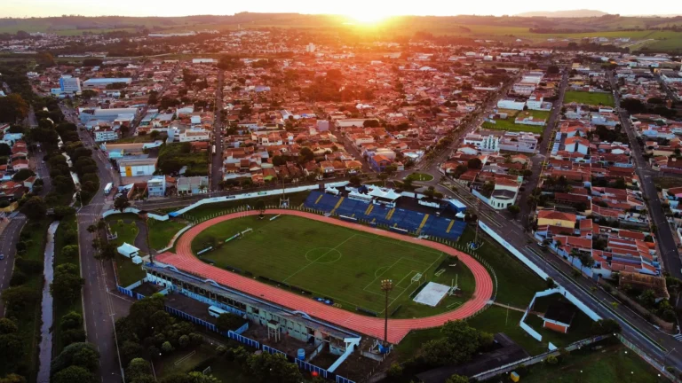 Jogadores de Lemense e Inter de Bebedouro disputam a bola em partida da Série A4