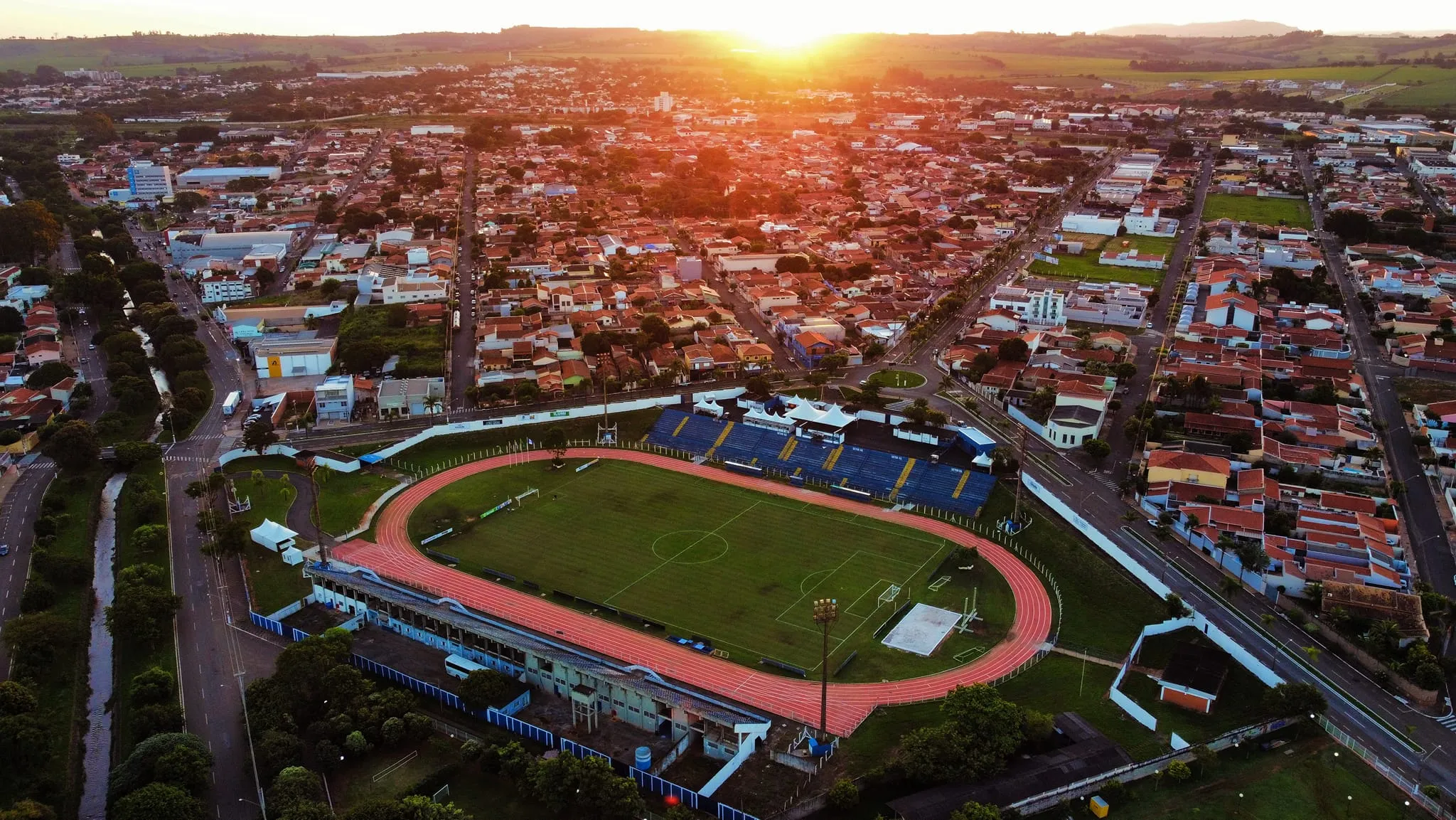 Jogadores de Lemense e Inter de Bebedouro disputam a bola em partida da Série A4