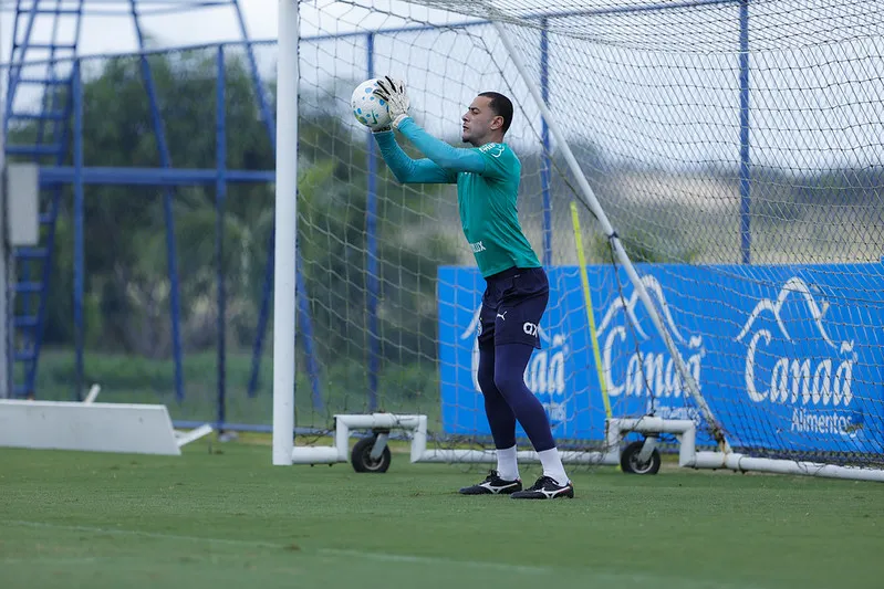 Léo Vieira, goleiro do Bahia, fazendo uma defesa importante em campo.
