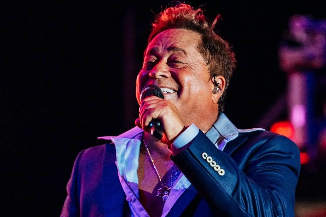 Cantor Leonardo com olho roxo e machucado