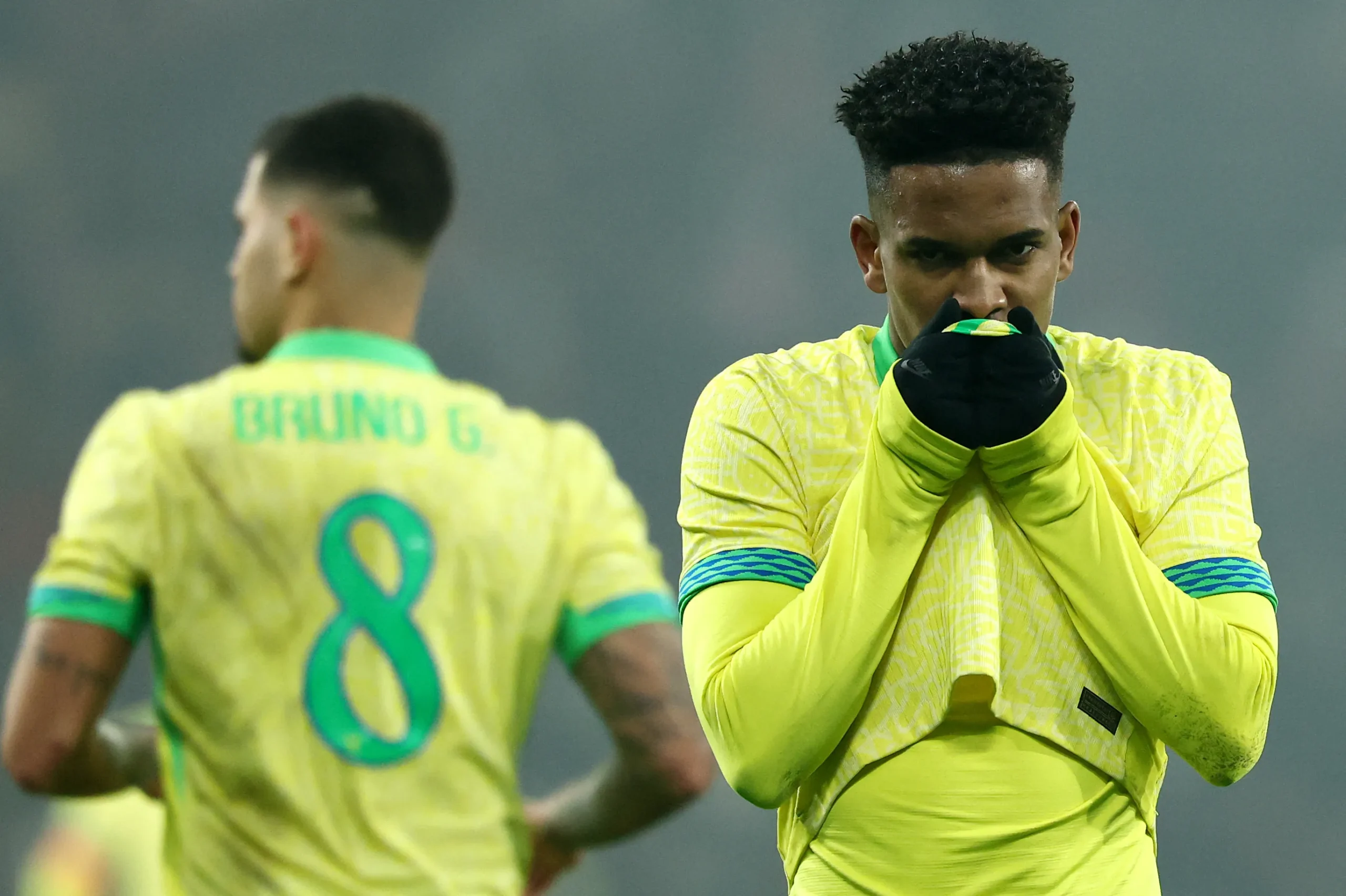 Jogador de futebol lesionado no campo, com dor na coxa direita, representando uma lesão grau 4