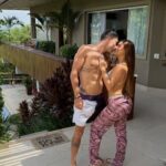 Lexa e Ricardo Vianna sorrindo em evento