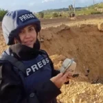 Caderno de jornalista e caneta em zona de conflito no Líbano, simbolizando o ataque a Amal Khalil e Zeinab Faraj.