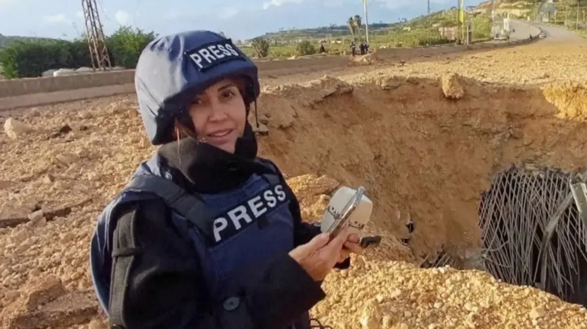 Caderno de jornalista e caneta em zona de conflito no Líbano, simbolizando o ataque a Amal Khalil e Zeinab Faraj.