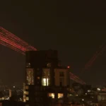 Munição traçante iluminando o céu do Líbano em meio a conflitos