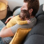 Pai com bebê, licença-paternidade, MEI, autônomo, INSS