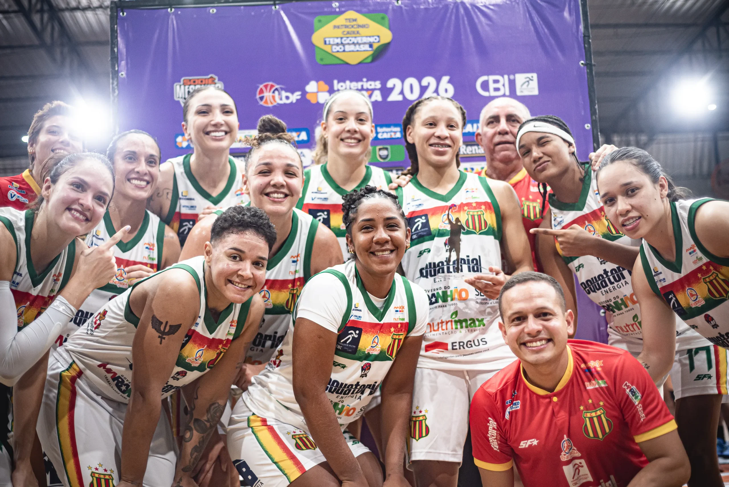 Jogadoras do Sampaio Basquete comemorando vitória e liderança no 1º turno da LBF.