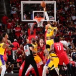 LeBron James comemora vitória dos Lakers sobre os Rockets nos playoffs da NBA