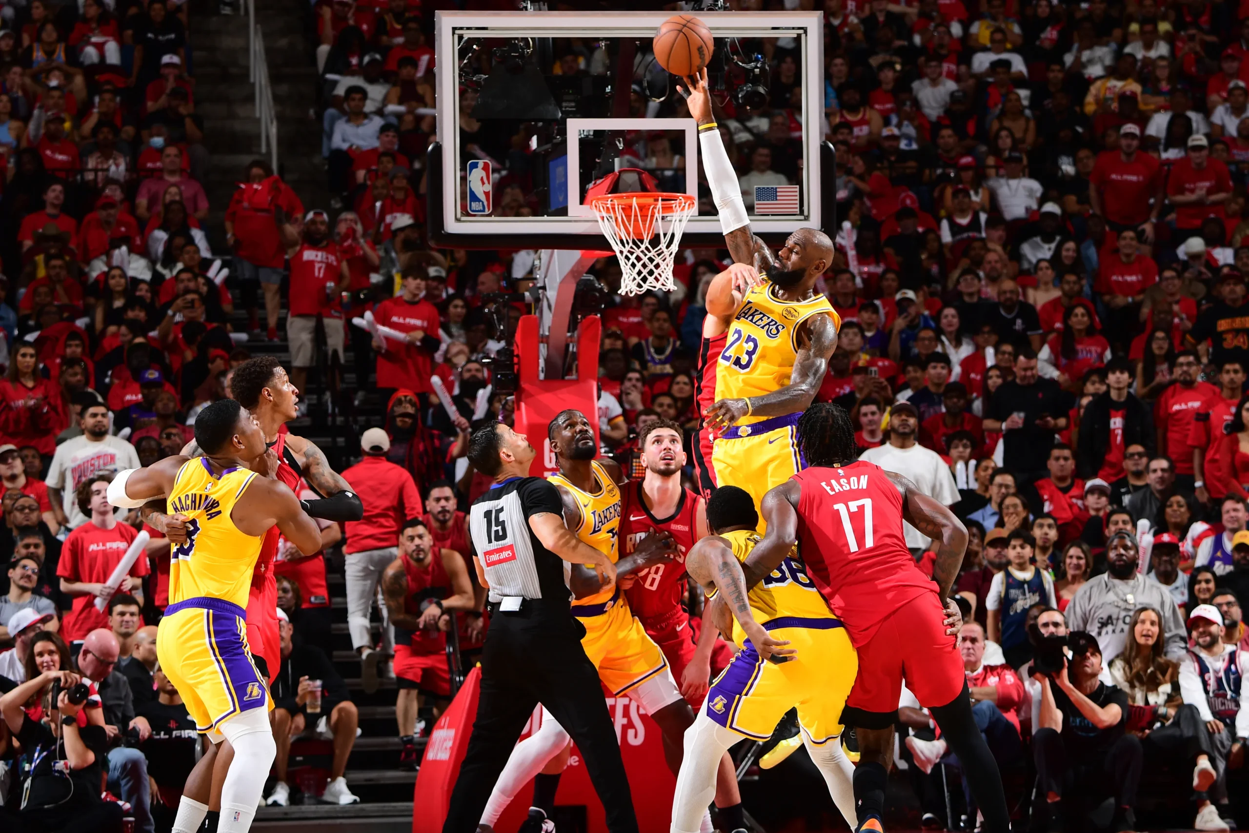 LeBron James comemora vitória dos Lakers sobre os Rockets nos playoffs da NBA