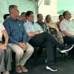 Políticos de diversas idades em uma reunião, representando a renovação política e a transição de poder.