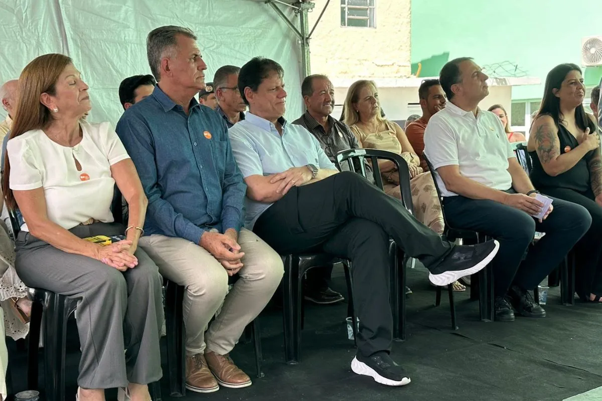 Políticos de diversas idades em uma reunião, representando a renovação política e a transição de poder.