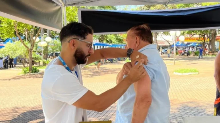 Pessoas sendo vacinadas contra gripe em Limeira, crianças, idosos e gestantes