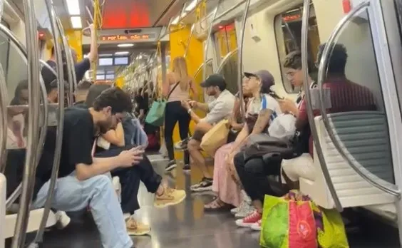 Trem da Linha Amarela parado com passageiros na estação Pinheiros, São Paulo