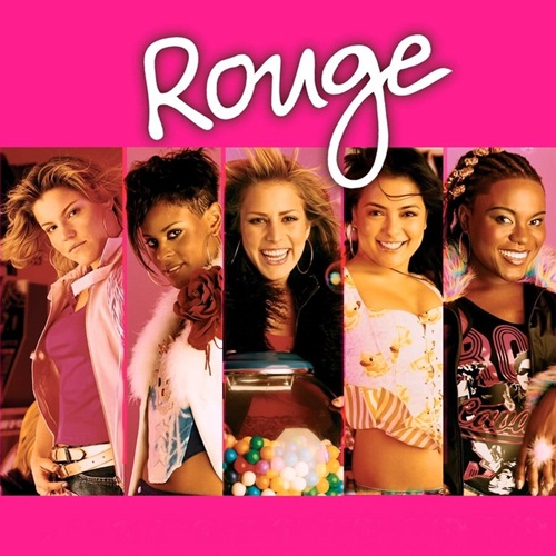 Lissa cantando no palco em São Paulo