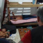 Mãos de trabalhador em situação de trabalho escravo