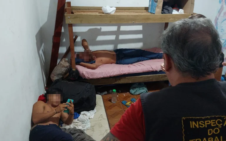 Mãos de trabalhador em situação de trabalho escravo