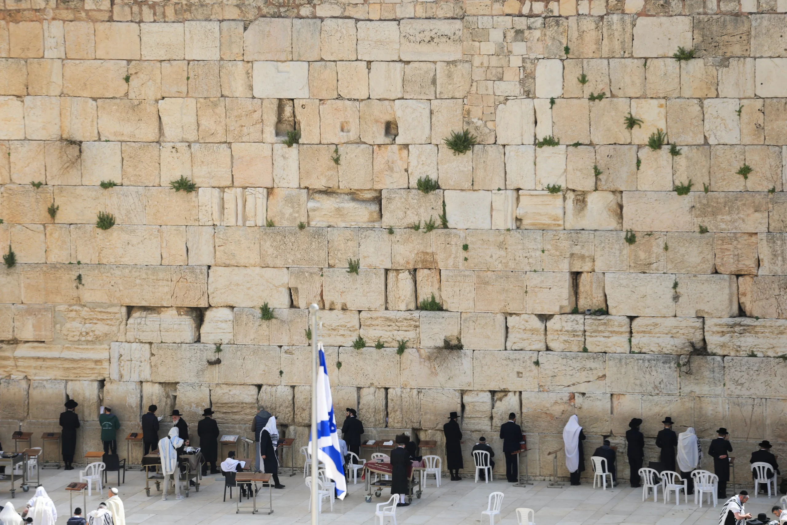 Muro das Lamentações reaberto, fiéis judeus orando em Jerusalém