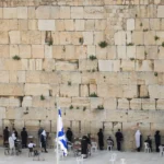 Pessoas orando e visitando o Muro das Lamentações, Igreja do Santo Sepulcro e Mesquita de Al-Aqsa em Jerusalém após a reabertura