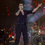 Cantor Luan Santana se apresentando em show da ExpoAgro Itapetininga para uma multidão de fãs.