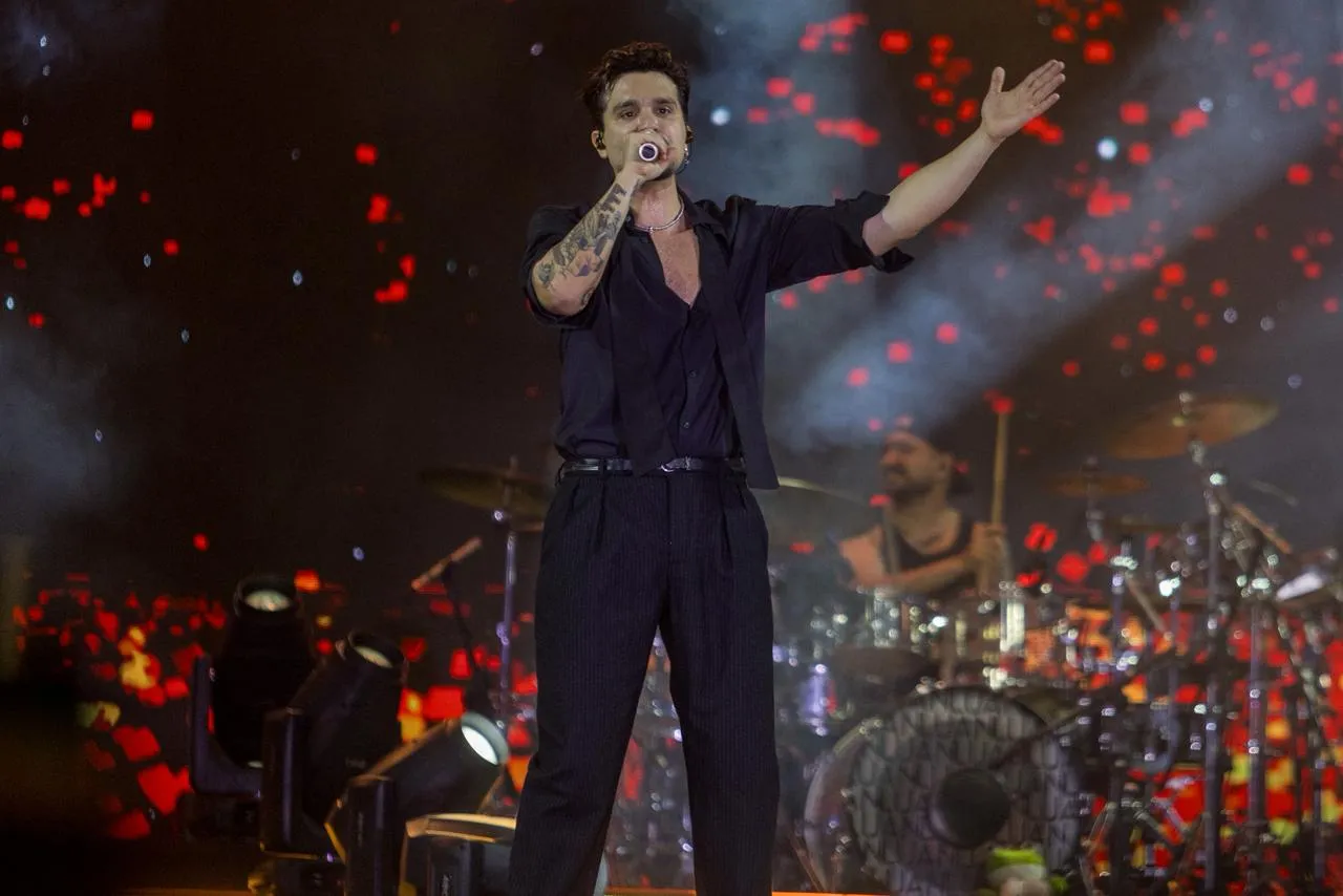 Cantor Luan Santana se apresentando em show da ExpoAgro Itapetininga para uma multidão de fãs.