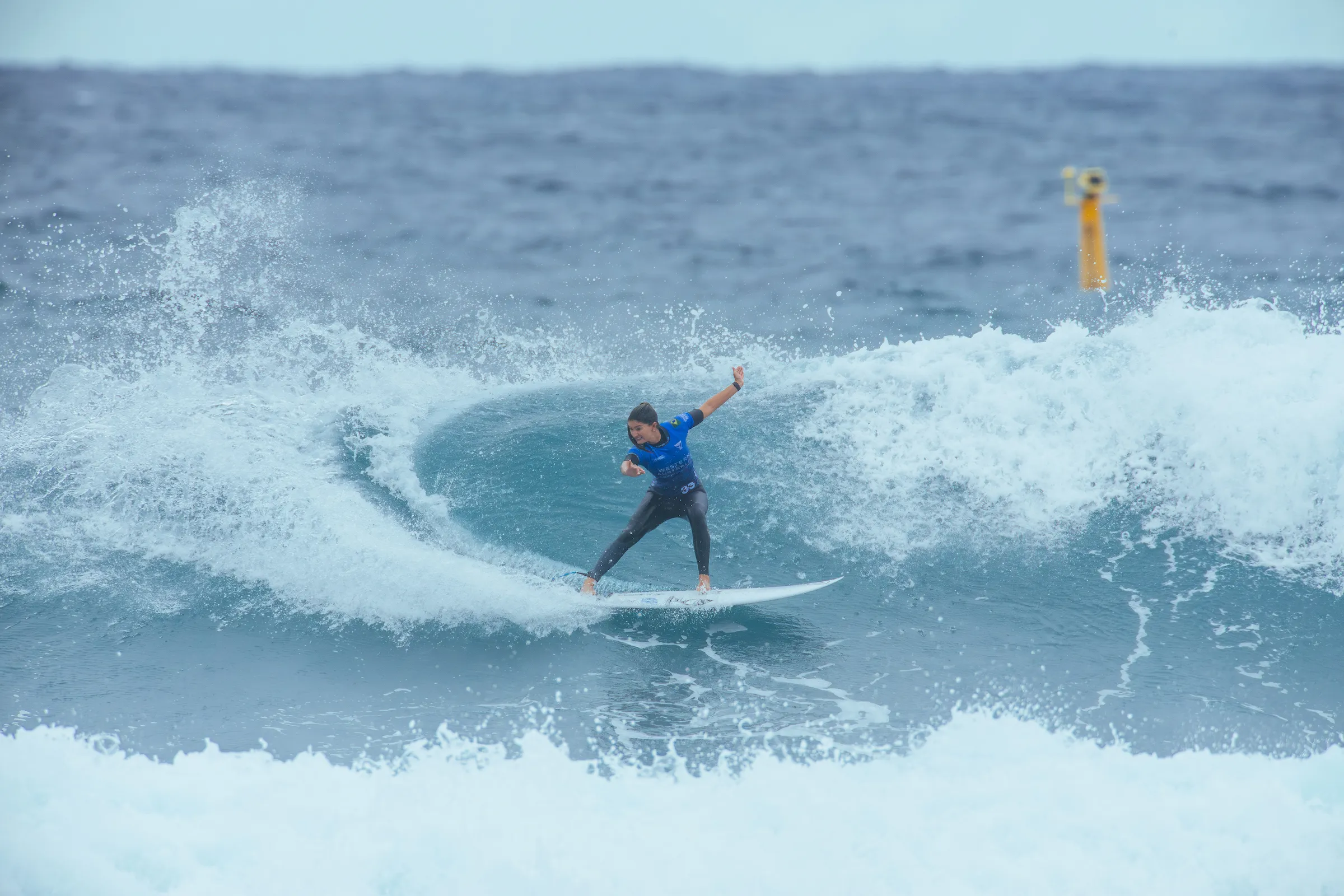 Luana Silva surfando em Margaret River, competindo na WSL