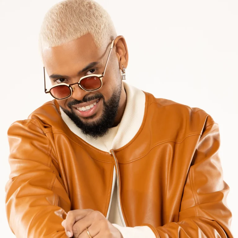 Lucas Morato cantando ao vivo em show de gravação do álbum 'Próxima Fase' com banda