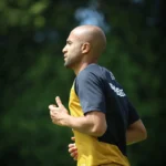 Lucas Moura em fase de recuperação, fazendo fisioterapia no campo do São Paulo, com foco na volta aos gramados.