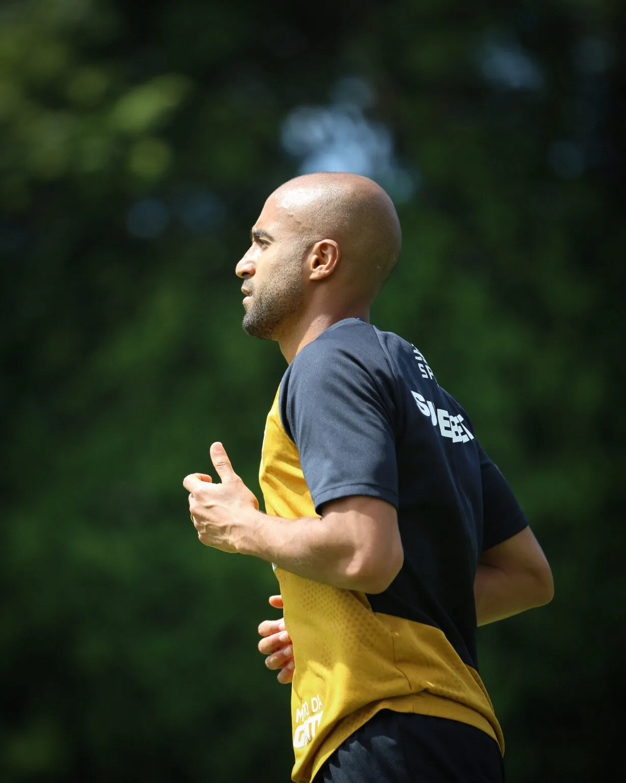 Lucas Moura em fase de recuperação, fazendo fisioterapia no campo do São Paulo, com foco na volta aos gramados.