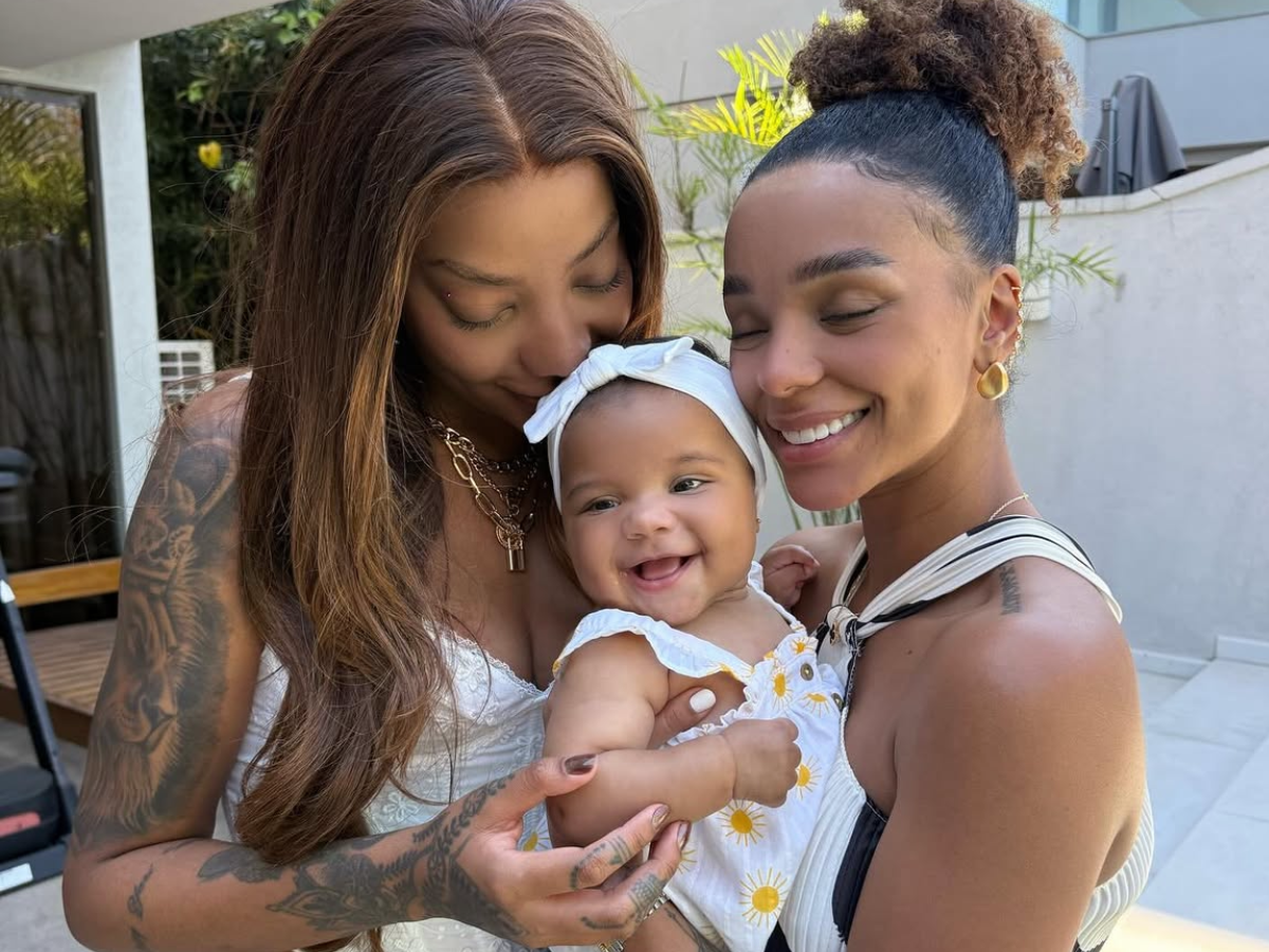 Ludmilla e Brunna Gonçalves, casal, aniversário, surpresa, romance, balões, bolo, rosas, champanhe