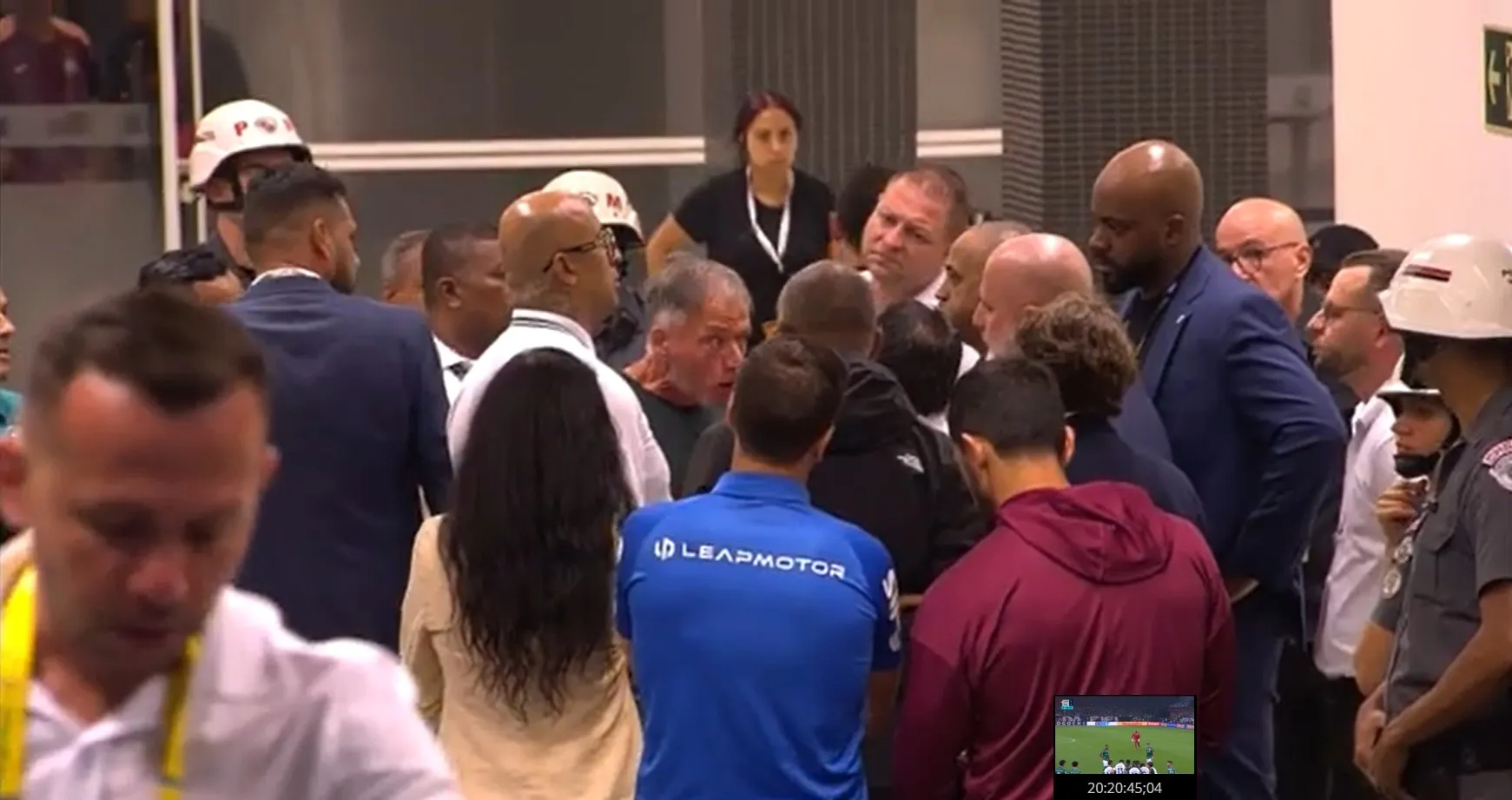 Jogadores e seguranças em confusão no túnel da Neo Química Arena após Corinthians x Palmeiras.