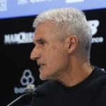 Gabriel Mec, jogador do Grêmio, em campo; Luís Castro, técnico do Grêmio, observando