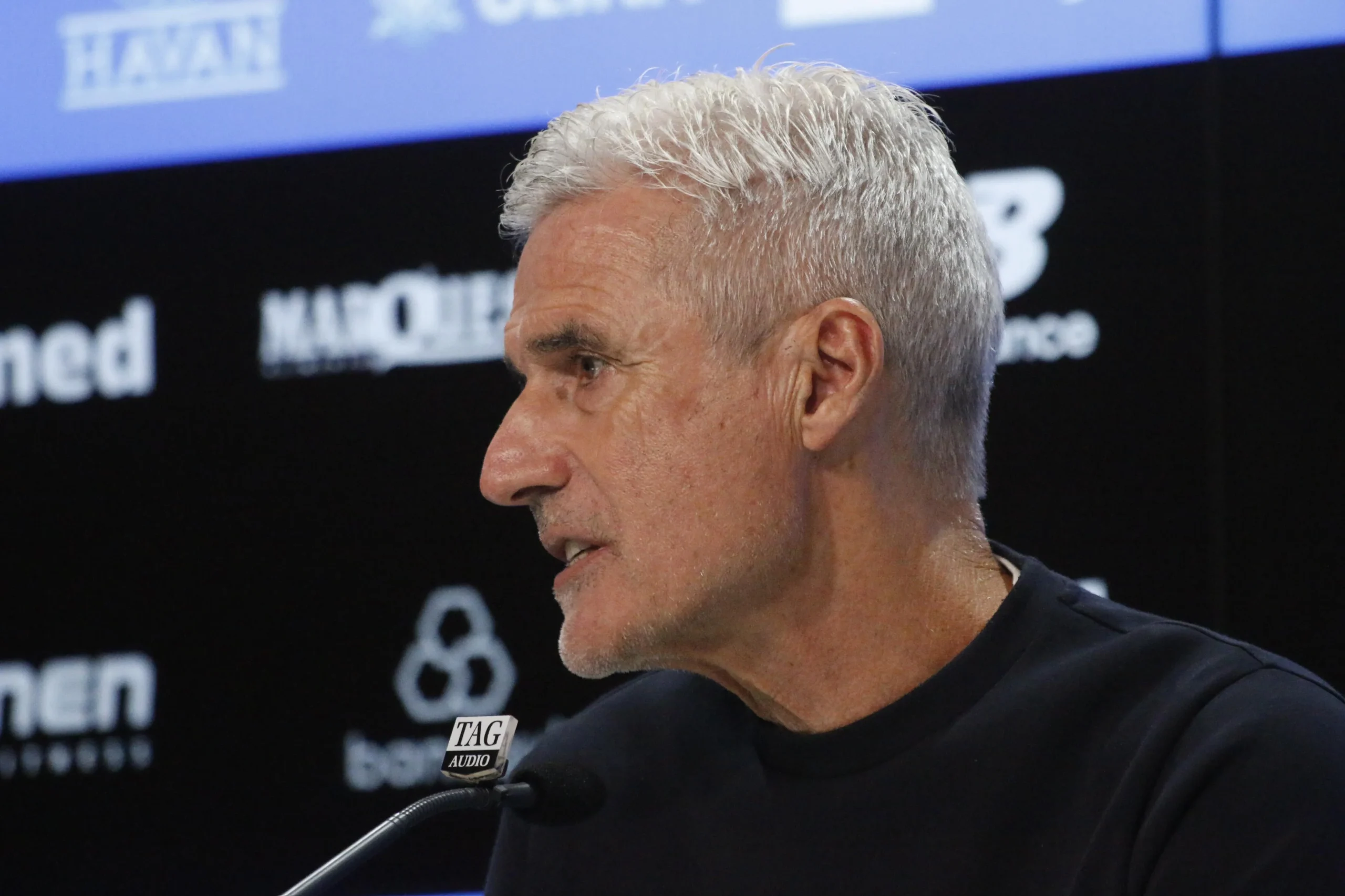 Gabriel Mec, jogador do Grêmio, em campo; Luís Castro, técnico do Grêmio, observando