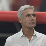 Luís Castro, técnico do Grêmio, em campo