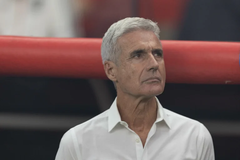 Luís Castro, técnico do Grêmio, em campo